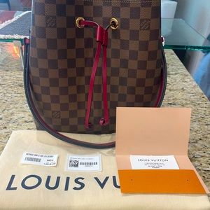 Louis Vuitton NeoNoe MM in Damier Ebene/Cherry Berry